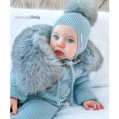 gorro azul con pompón...