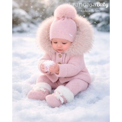 gorro rosa con pompón...